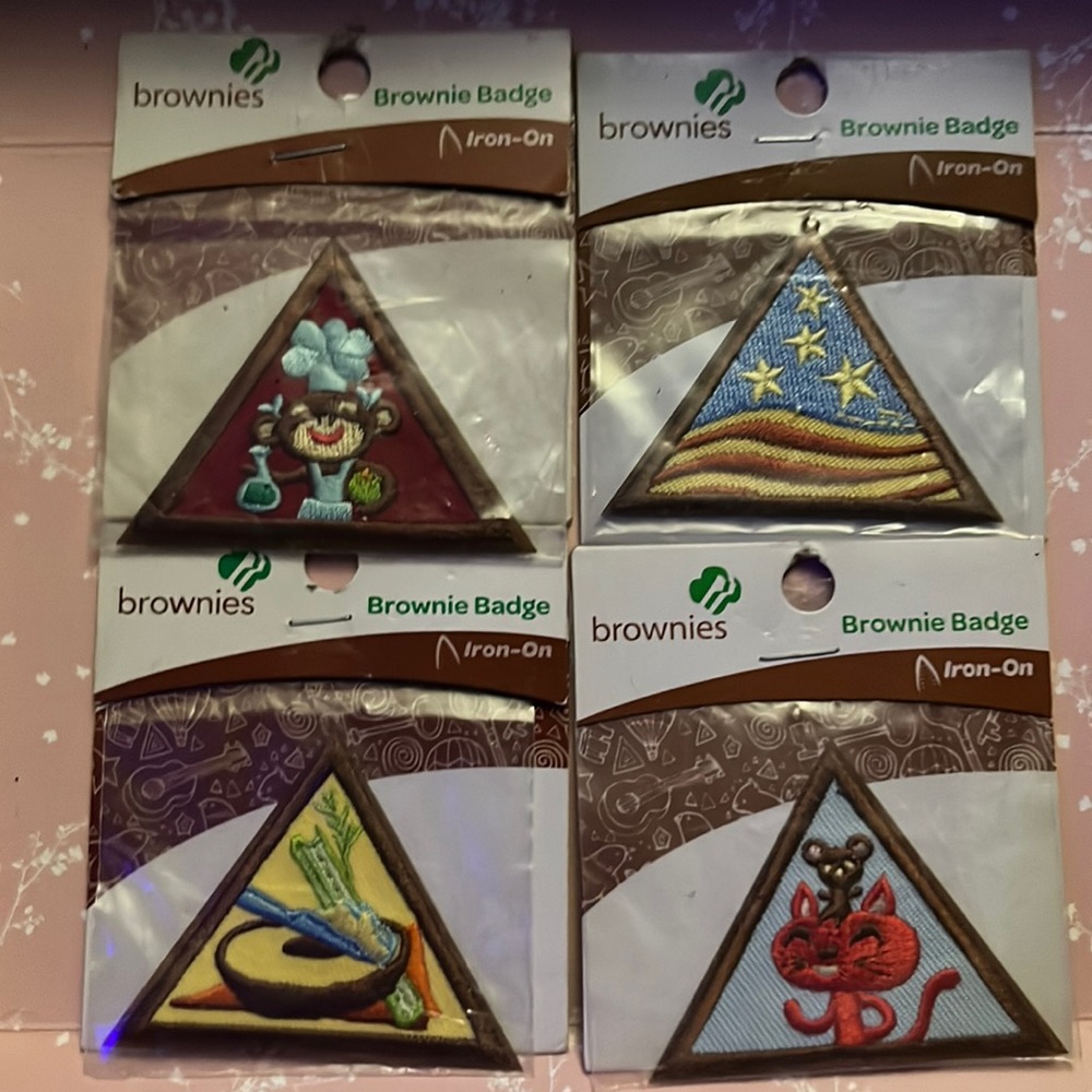 New in original packaging Qty:4 Girl Scout Brownie Patches